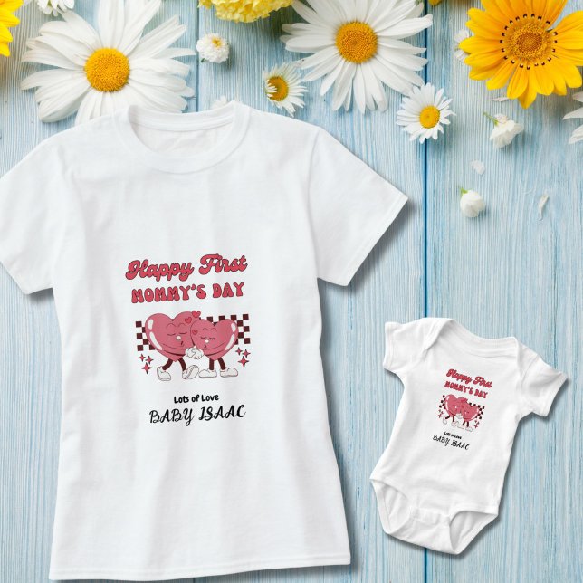 Lycklig första Mamma dag med hjärta och Baby Namn T Shirt (Mom and baby matching clothes for celebration on first mother's day!)