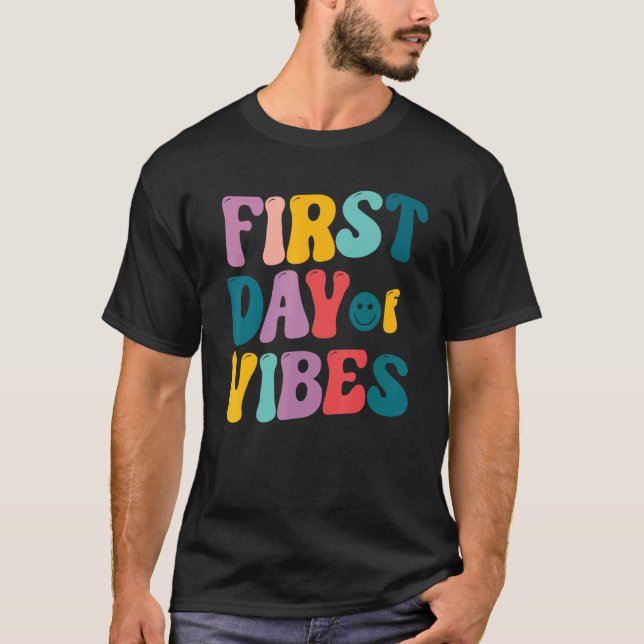 Lycklig första sommar-Vibes-Hej SommarVacat T Shirt (Framsida)
