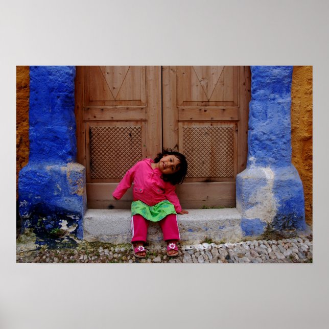 Lycklig Girl between Blue Pillars Poster (Framsidan)