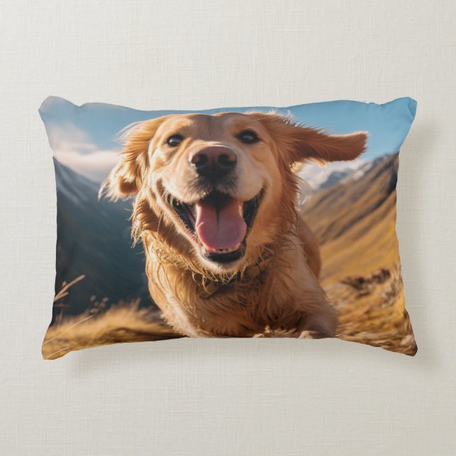 Lycklig Golden Retriever Running Prydnadskudde (Framsidan)