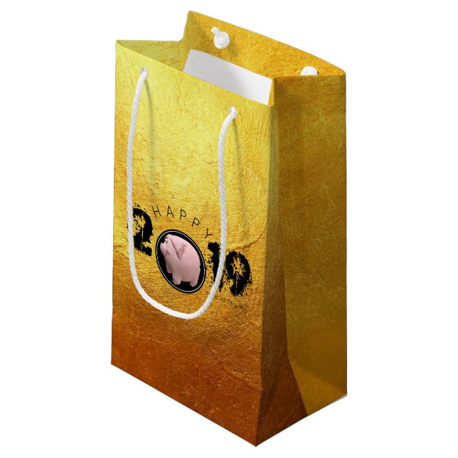 Lycklig Gris År 2019 Original 3D golden S Gift Bag (Framsidan Vinklad)