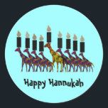 Lycklig Hannukah Stickers Runt Klistermärke<br><div class="desc">Bild som illustrerar den färgstarka Hannukah-menorah med giraffes djurkonst. Skicka ett meddelande till vänner och familj på den här helgdag.</div>