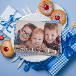 Lycklig Hanukah Elegant Helgdag  Script-fotokort f Julkort<br><div class="desc">Den här eleganten har ännu ett modernt Hanukkah-fotokort med elegant vit typografi över ett fullt-utfallsfoto med ett enda vågrät. Hälsning på framsidan säger "Lycklig Hanukkah". Den här designen rymmer ett vågrät på kortets framsida. På baksidan finns ett enkelt blått och vitt diagonalt rand mönster som kan tas bort eller anpassas....</div>