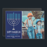 Lycklig Hanukah-familjens fotoblå magnetiskt kort<br><div class="desc">Det här söta,  trendig Lycklig Hanukkah-magnetkortet har en vacker menorah på blå bakgrund med vit typografi. Det här vackra judiska fotokortet med magnetkort för helgdag har ett foto från dina barn bredvid din familj namn.</div>
