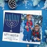 Lycklig Hanukah Family Photo Cute Blue Menorah Vykort<br><div class="desc">Trendiget Lycklig Hanukkah-vykortet har ett vackert menorah på en blå bakgrund bredvid ditt söta barnfoto. Det här vackra judiska vykortet för foto-helgdag har ett eget foto bredvid din familj namn.</div>