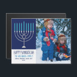 Lycklig Hanukah Family Photo Menorah Magnet Card<br><div class="desc">Det här söta,  trendig Lycklig Hanukkah-magnetkortet har en vacker menorah på blå bakgrund. Det här vackra judiska fotomagnetiska helgdag har ett eget foto bredvid din familj namn.</div>