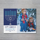 Lycklig Hanukah Family Photo Menorah Magnet Card<br><div class="desc">Det här söta,  trendig Lycklig Hanukkah-magnetkortet har en vacker menorah på blå bakgrund. Det här vackra judiska fotomagnetiska helgdag har ett eget foto bredvid din familj namn.</div>