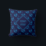 LYCKLIG HANUKKAH | ח נ ו כ ה ש מ | Dreidel NAVY CY Kudde<br><div class="desc">Snyggt vid midnatt, marinblått DEKORATIV KUDDE för att fira HANUKKAH. Tema för marin och cyan blue färg med allt över cyan DREIDEL-utskrift. Det finns en platshållartext på framsidan som säger HUKKAH BLESSINGS i hebreiska, och på baksidan, så att du kan anpassa dig med ditt eget hälsning och/eller namn. Andra versioner...</div>
