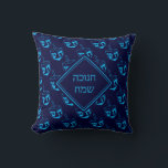 LYCKLIG HANUKKAH | ח נ ו כ ה ש מ | Dreidel NAVY CY Kudde<br><div class="desc">Snyggt vid midnatt, marinblått DEKORATIV KUDDE för att fira HANUKKAH. Tema för marin och cyan blue färg med allt över cyan DREIDEL-utskrift. Det finns en platshållartext på framsidan som säger HUKKAH BLESSINGS i hebreiska, och på baksidan, så att du kan anpassa dig med ditt eget hälsning och/eller namn. Andra versioner...</div>