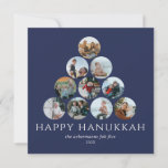 Lycklig Hanukkah 10 Fyrkantstreck blått vitt Kort<br><div class="desc">Kan inte plocka bara ett eller två av dina favoritfoton i familjen? De stora platta 5, 25-tumskorten med 5, 25-tumsformat har platshållare för 10 av dina favoritfoton,  namn och år. Bilderna är runda i form. Hälsning,  "Lycklig Hanukkah",  är i vitt på en marin blå bakgrund.</div>