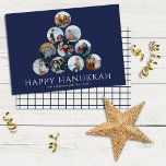 Lycklig Hanukkah 10 Photo Navy Blue White<br><div class="desc">Kan inte plocka bara ett eller två av dina favoritfoton i familjen? De här stora 8, 75-tums x 6, 5-tums platta Hanukkah-hälsningskortet har platshållare för 10 av dina favoritfoton,  familjens namn och år. Alla bilderna är runda i form med marint blått gräns. Hälsning,  Lycklig Hanukkah är i vitt.</div>