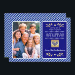 Lycklig Hanukkah. Anpassningsbar Photo Julkort<br><div class="desc">Lycklig Hanukkah. Elegant Festive Blue Rand Mönster med guld foil Menorah och dekorationer Hanukkah Flat Greeting Card/Inbjudningskort med personlig foto och namn. Matchningskort,  inbjudningar till partier och gåvor som finns tillgängliga i de judiska Helgdagarna/Hanukkah-kategorin i vår butik.</div>