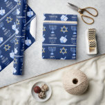 Lycklig Hanukkah Bevackert Blue Anpassningsbar Jud Presentpapper<br><div class="desc">Denna söta,  moderna pappra omslutning av Lycklig Hanukkah har en klassindelning av judiska symboler på en vit bakgrund med söt blå typografi. Den här vackra julklappen från Chanukah har en menorah,  en dröm och David-stjärnan som omger ditt budskap och familjen namn.</div>
