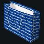 Lycklig Hanukkah blå modern typografi mönster<br><div class="desc">Lycklig Hanukkah blå och vit modern typografi mönster stor presentväska. Vit mönster på blå bakgrund.</div>