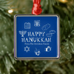 Lycklig Hanukkah, blå och vit benämning, gynnar Julgransprydnad Metall<br><div class="desc">Lycklig Hanukkah,  anpassa namn-presenten för familjen gynnar helgdag Ornament. Lycklig Hanukkah,  Lycklig Chanukah,  Hanukkah Sameach!,  Chag Sameach! Blått och vitt</div>