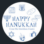 Lycklig Hanukkah-blå, vit presenttjänst för eget n Runt Klistermärke<br><div class="desc">Lycklig Hanukkah,  skräddarsy namn-presentdekaler,  Lycklig Hanukkah,  Lycklig Chanukah,  Hanukkah Sameach!,  Chag Sameach!,  Chag Urim Sameach! Blått och vitt</div>