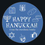 Lycklig Hanukkah-blå, vit presenttjänst för eget n Runt Klistermärke<br><div class="desc">Lycklig Hanukkah,  skräddarsy namn-presentdekaler,  Lycklig Hanukkah,  Lycklig Chanukah,  Hanukkah Sameach!,  Chag Sameach!,  Chag Urim Sameach! Blått och vitt</div>