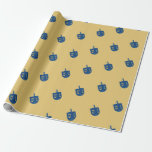 Lycklig Hanukkah Blue Dreidels på Elegant Golden Presentpapper<br><div class="desc">Lycklig Hanukkah. Den här designen representerar vackra blådrömmar på elegantens gyllene bakgrund som firar Hanukkahs historiska helgdag. Det är den perfekt som är papper för Hanukkah,  alias Chanukah,  eller andra särskilda tillfällen.</div>