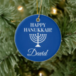 Lycklig Hanukkah blue menorah anpassningsbar judis Julgransprydnad Keramik<br><div class="desc">Lycklig Hanukkah blue menorah anpassningsbar judisk Julgran ornament i Helgdag. Lägg till ditt eget namn,  hälsning eller monogram brev. Personlig för judiska Helgdagar. Elegant x-mas-dekorationer med religiösa ljushållarsymbol. Överför ditt eget familjefoto på baksidan som tillval. Inkluderar guld glitter-sträng.</div>