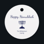 Lycklig Hanukkah Blue Menorah Gåvor Etiketter<br><div class="desc">Lycklig Hanukkah-Julfestens favärde -tagg,  med en enkel blå menorah- och skripttypografisk design. Med vit anpassade kan du lägga till en egen text. Ett underbart sätt att fira med vänner och kära.</div>
