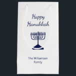 Lycklig Hanukkah Blue Menorah Helgdag<br><div class="desc">Lycklig Hanukkah-Julfestens presentväska,  med en enkel blå menorah och manustypografi. Med vit anpassade kan du lägga till en egen text. Ett festligt sätt att fira med vänner och kära.</div>