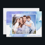 Lycklig Hanukkah Blue Watercolor Menorah | PHOTO Kort<br><div class="desc">Modern judisk helgdag - önskar er ett Lycklig Hanukkah-kort (Chanukah,  Chanukah) med blå färgbakgrund. Kortets baksida har Menorah. Anpassa korten genom att lägga till foton och namn. Skicka dem till alla dina vänner och din familj under den här festen av ljus.</div>