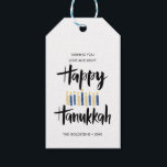 Lycklig Hanukkah Candles anpassningsbar helgdagar Presentetikett<br><div class="desc">Cute och roligt Lycklig Hanukkah i handskrivet stil-penseltypografi och ljus i blad och gulter. Gift-Märkre är perfekt för julhelgens ge behov. Dessa märkre är perfekter för flaskor av vin,  kakor eller andra hemgjorda helgdag. Kort bakåt till en mönster av stjärnor med en koordinerad blå bakgrund.</div>