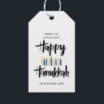 Lycklig Hanukkah Candles anpassningsbar helgdagar Presentetikett<br><div class="desc">Cute och roligt Lycklig Hanukkah i handskrivet stil-penseltypografi och ljus i blad och gulter. Gift-Märkre är perfekt för julhelgens ge behov. Dessa märkre är perfekter för flaskor av vin,  kakor eller andra hemgjorda helgdag. Kort bakåt till en mönster av stjärnor med en koordinerad blå bakgrund.</div>