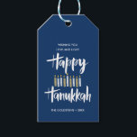 Lycklig Hanukkah Candles Blue anpassningsbar helgd Presentetikett<br><div class="desc">Cute och roligt Lycklig Hanukkah i handskrivet stil-penseltypografi och ljus i blad och gulter. Gift-Märkre är perfekt för julhelgens ge behov. Dessa märkre är perfekter för flaskor av vin,  kakor eller andra hemgjorda helgdag. Kort bakåt till en mönster av stjärnor med en koordinerad blå bakgrund.</div>