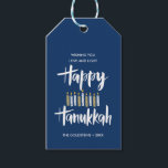 Lycklig Hanukkah Candles Blue anpassningsbar helgd Presentetikett<br><div class="desc">Cute och roligt Lycklig Hanukkah i handskrivet stil-penseltypografi och ljus i blad och gulter. Gift-Märkre är perfekt för julhelgens ge behov. Dessa märkre är perfekter för flaskor av vin,  kakor eller andra hemgjorda helgdag. Kort bakåt till en mönster av stjärnor med en koordinerad blå bakgrund.</div>