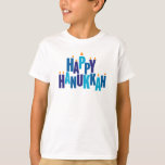Lycklig Hanukkah Candles Helgdag T Shirt<br><div class="desc">Gör Chanukah speciell och förmedla säsongens anda med den här dekorativa t-shirten. Hälsning "Lycklig Hanukkah" är skrivet i blått färg. Brev är  som en menorah med små lågor som brinner ovanpå nio "ljus brev". Tillgängligt med matchande produkter.</div>