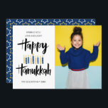 Lycklig Hanukkah Candles | lodrät för Helgdagar Inbjudningar<br><div class="desc">Festive Hanukkah Helgdag-fotohälsningskort med ditt bästa porträtt-foto och "lycklig hanukkah" i handskriven stil-penseltypografi och ljus i blad- och  nyanser. Anpassa anpassningsbarna med ditt namn och år. Kort bakåt till en mönster av stjärnor med en koordinerad blå bakgrund.</div>