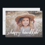 Lycklig Hanukkah Chic  Script Typography Photo Julkort<br><div class="desc">Den här personligen har Hanukkah-fotokortet ett modernt och fetstilt penselskript. Baksidan har en borstad punkt mönster.</div>