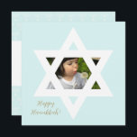 Lycklig Hanukkah Cute Blue One Photo Kort<br><div class="desc">Elegant Ljusblå bakgrund. Anpassa den med ett favoritfoto och anpassa den med ett personligt meddelande och en personlig signering.</div>
