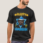 Lycklig Hanukkah Cute Pudel Hund Menorah Jewish Pr T Shirt<br><div class="desc">Denna Lycklig Hanukkah-apparat med Pudel Hund ansikte med Hanukkah-hatt, Menorah-konst är underbar för judiska vänner eller familjemedlemmar, lag, grupp som kärlek läser skript, potatispancakes, judisk kultur, Menorah, Menorah mynt, Hanukkah hat, Chanukah.Denna ädle Pudel Hund älskare Menorah Hanukkah Costah Jag gör perfekt för pappa, mamma, moster, barn, barn, barn, son som...</div>