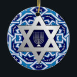 Lycklig Hanukkah. David-Anpassningsbarnas stjärna Julgransprydnad Keramik<br><div class="desc">Lycklig Hanukkah. Silver Foil Star från David och Menorah Design Hanukkah Gift-prydnadsföremål med anpassningsbar år. Matchningskort och gåvor finns tillgängliga i de judiska Helgdagarna/Hanukkah-kategorin i vår butik.</div>