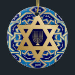 Lycklig Hanukkah. David-Anpassningsbarnas stjärna Julgransprydnad Keramik<br><div class="desc">Lycklig Hanukkah. Gold Foil Star från David och Menorah designar Hanukkah Gift-prydnadsföremål med personlig år. Matchningskort och gåvor finns tillgängliga i de judiska Helgdagarna/Hanukkah-kategorin i vår butik.</div>