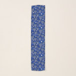 Lycklig Hanukkah, David Menorahs moderna stjärna Sjal<br><div class="desc">Lycklig Hanukkah Modern Star of David Menorah Scarf. Den här Hanukkah-helgdagarna har en ljusblå bakgrund med menorah och David mönster stjärna. Skapat av Evco Helgdagars www.zazzle.com/store/evcoholidays</div>