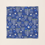 Lycklig Hanukkah, David Menorahs moderna stjärna Sjal<br><div class="desc">Lycklig Hanukkah Modern Star of David Menorah Scarf. Den här Hanukkah-helgdagarna har en ljusblå bakgrund med menorah och David mönster stjärna. Skapat av Evco Helgdagars www.zazzle.com/store/evcoholidays</div>