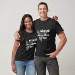 Lycklig Hanukkah Dream Catcher Menorah Mavel Tov T Shirt<br><div class="desc">Få redot att tända Hanukkah i stil med vår Menorah och drömma om att catcher t-shirt! Den här unika designen har "Mazel Tov" i vit elegant på svart bakgrund. Det är perfektens sätt att fira Ljus festival med en modern tvist. Vare sig du samlas med nära och kära eller på...</div>