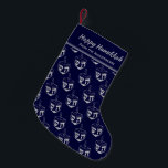 LYCKLIG HANUKKAH Dreidel Customized MÖRK BLÅTT Liten Julstrumpa<br><div class="desc">Mörk blått LYCKLIG HANUKKAH-lagring med silver grått DREIDEL mönster... Platshållartexten är anpassade så att du kan lägga till ditt namn eller ändra hälsning. Samma design finns på baksidan. Perfekt sätt att presentera dina små Hanukkah-gåvor. Även idealisk för dem som vill kombinera Hanuakkah och jultraditioner (Chrismukah). En del av Hanukkah Collection...</div>