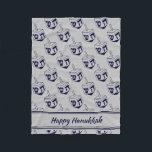 LYCKLIG HANUKKAH Dreidel Modern SILVER GRÅTT Navy Fleecefilt<br><div class="desc">Modern silver grått FLEECE BLANKET för att fira HUKKAH. Temat Silver grått och marin färg med allt över midnattsblått DREIDEL-tryck. Det finns en platshållartext i anpassade som säger LYCKLIG HANUKKAH så att du kan anpassa dig med ditt eget hälsning och/eller namn (av liknande längd). Matchande heminredning och andra objekt finns...</div>
