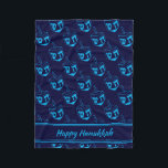 LYCKLIG HANUKKAH Dreidel NAVY CYAN Fleecefilt<br><div class="desc">Snyggt 24:00. Tema för marin och cyan blue färg med allt över cyan DREIDEL-utskrift. Det finns en platshållartext på framsidan som säger LYCKLIG HANUKKAH så att du kan anpassa dig med ditt eget hälsning och/eller namn (av liknande längd). Matchande hemdekanter och andra artiklar finns i HANUKKAH Collection by Berean Designs....</div>