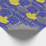 "Lycklig Hanukkah Dreidel Pinjul" Wrapping Papprar Presentpapper<br><div class="desc">"Hanukkah Guld Gift Wrap "Dreidel Pinjul/Blue Background"".  Njut av min nyaste papprare utformning. Prisare varierar beroende på vad du väljer mellan fyra papprare typer och fem papprare storlekar.
Tack för att du stannade och shoppade förbi. Mycket uppskattat! Chag/Lycklig Chanukah/Hanukkah!</div>