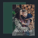 Lycklig Hanukkah | Elegant Skriptfoto Mörk grönt Julkort<br><div class="desc">Det här enkla och elegant Hanukkah-kortet säger "Lycklig Hanukkah" i en blandning av djärv modern text och klassisk kalligrafi,  på ett fotoöverlägg över ditt favoritfoto i familjen. Kortets baksida är en mörk,  emerald grönt färg.</div>