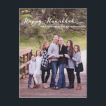 Lycklig Hanukkah Elegant Typography Family Photo Helg Vykort<br><div class="desc">Lycklig Hanukkah Elegant Typography Family Photo Helgdag Postcard De här vykorten är ett enkelt sätt att skicka spara kuvert och ändå skicka klassiska semesterhälsningar. Detta helt redigerbara kort kommer säkert att sprida glädje i år! Lägg till ett eget foto och namn för en verkligt personlig helgdag. Enkel att anpassa med...</div>