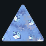 Lycklig Hanukkah Falling Star och Dreidels Triangelformat Klistermärke<br><div class="desc">Du visar Lee Hiller Design Collection. Apparatur,  gåvor och samlarföremål Lee Hiller Photography eller Digital Art Collection. Du kan visa hennes naturfotografi på http://HikeOurPlanet.com/ och följa hennes vandrande blogg i Hett Vår nationalpark.</div>