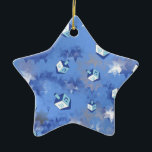 Lycklig Hanukkah Falling Stars and Dreidels Julgransprydnad Keramik<br><div class="desc">Du visar Lee Hiller Design Collection. Apparatur,  gåvor och samlarföremål Lee Hiller Photography eller Digital Art Collection. Du kan visa hennes naturfotografi på http://HikeOurPlanet.com/ och följa hennes vandrande blogg i Hett Vår nationalpark.</div>