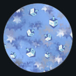 Lycklig Hanukkah Falling Stars and Dreidels Runt Klistermärke<br><div class="desc">Du visar Lee Hiller Design Collection. Apparatur,  gåvor och samlarföremål Lee Hiller Photography eller Digital Art Collection. Du kan visa hennes naturfotografi på http://HikeOurPlanet.com/ och följa hennes vandrande blogg i Hett Vår nationalpark.</div>