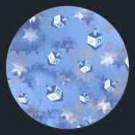 Lycklig Hanukkah Falling Stars and Dreidels Runt Klistermärke<br><div class="desc">Du visar Lee Hiller Design Collection. Apparatur,  gåvor och samlarföremål Lee Hiller Photography eller Digital Art Collection. Du kan visa hennes naturfotografi på http://HikeOurPlanet.com/ och följa hennes vandrande blogg i Hett Vår nationalpark.</div>